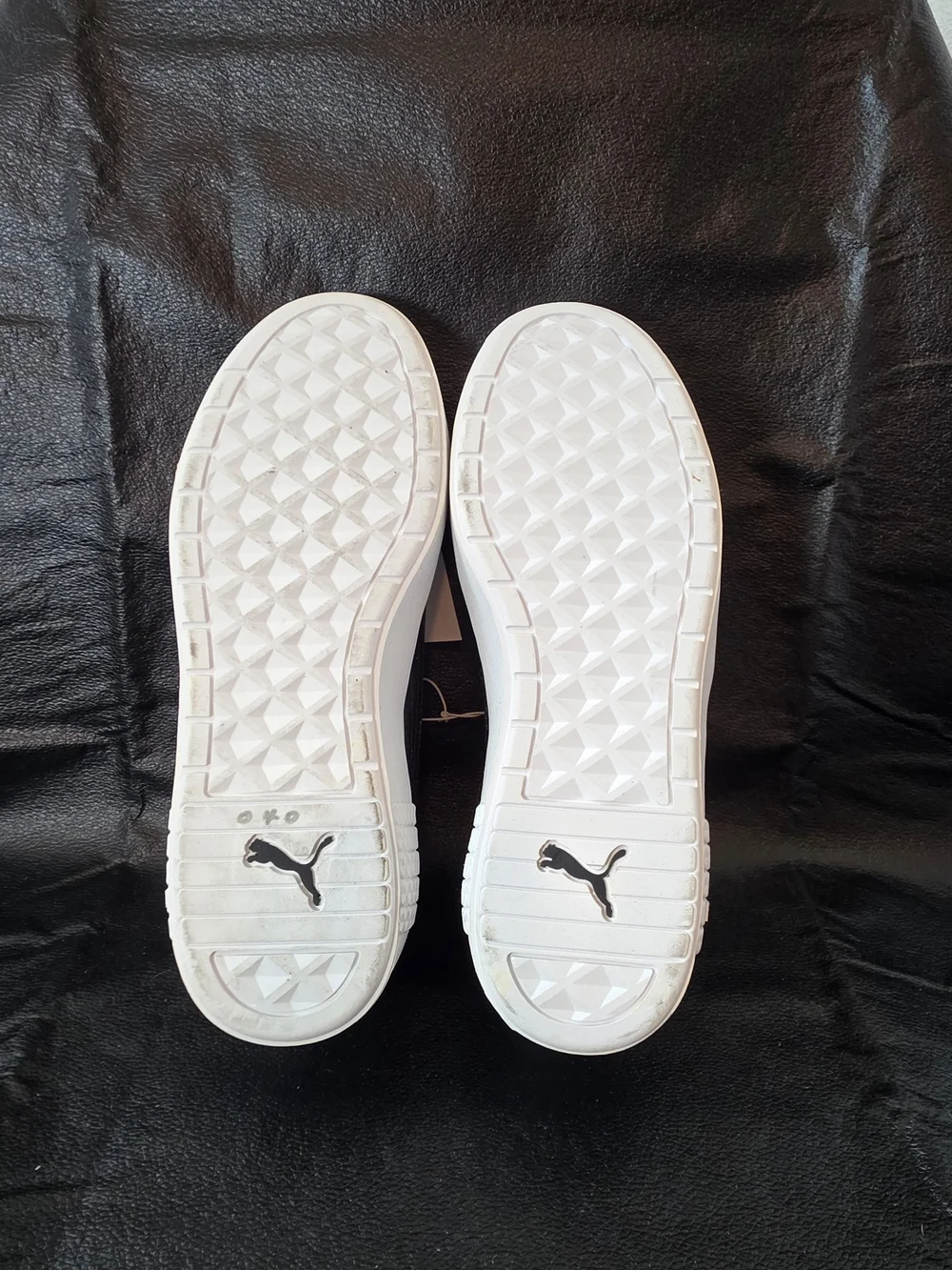 NWT PUMA White Leather Sneakers with Black Formstrip - Picture 4 of 10